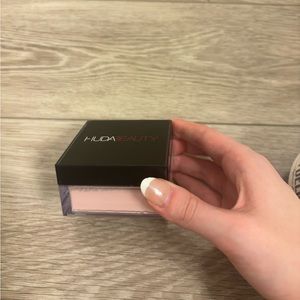 Huda beauty easy bake setting powder in cherry blossom